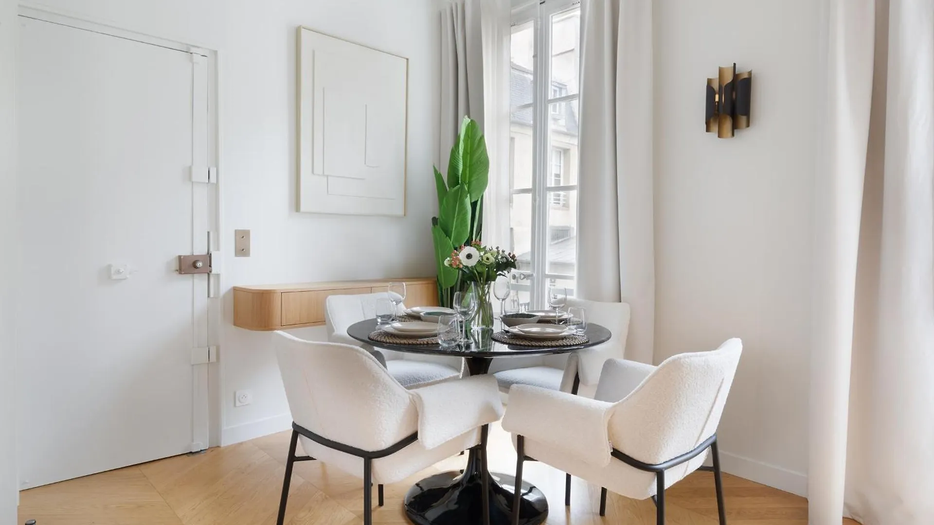 Luxury Apartment Saint Honore II Parijs